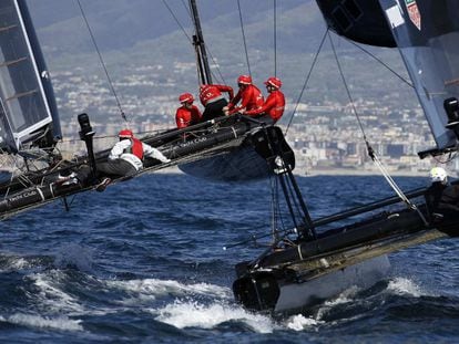 El Artemis y Oracle Racing compiten durante la Copa América de vela en la regata de Nápoles (Italia).