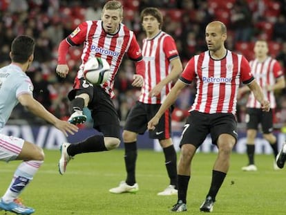 Muniain intenta controlar el bal&oacute;n ante Samuel.