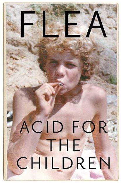 La portada de las memorias de Flea, que ya ha sido censurada por algunas webs de ventas por incluir lo que parece un porro de marihuana sujetado por un niño (el propio Flea en una foto de su infancia).