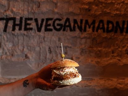 Hamburguesa 'Nashville' de Mad Mad Vegan, con proteína de trigo, pan artesano y ensalada de col.