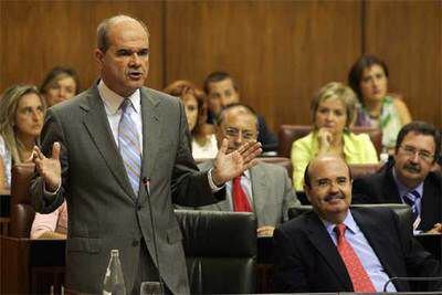 Manuel Chaves, ayer en la sesión parlamentaria de control al Gobierno.