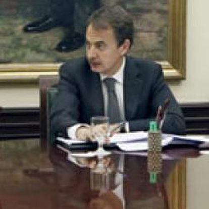 Zapatero junto con los ministros en el Consejo de Ministros extraordinario para prorrogar el estado de alarma en el control aéreo