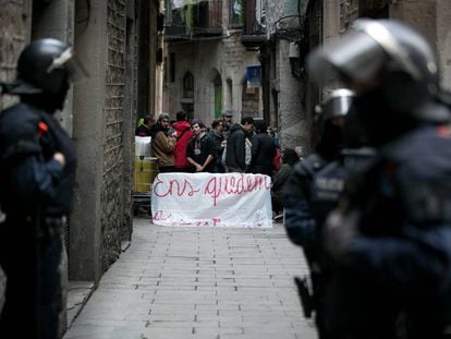 Desalojo de un bloque de pisos en Barcelona, donde en 2017 se denunciaron 3.072 ocupaciones ilegales. 