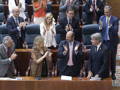 Diputados del PP aplauden a Ángel Garrido en la Asamblea de Madrid en septiembre.
