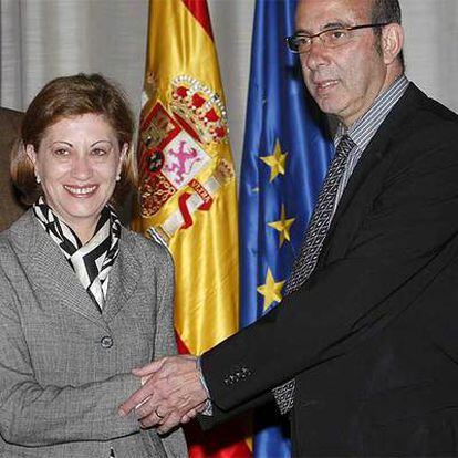 Elena Espinosa y Francesc Baltasar se felicitan tras la firma del convenio.