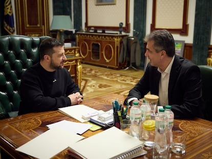 El presidente de Ucrania, Volodímir Zelenski (a la izquierda), conversa con el ministro de Exteriores de Israel, Eli Cohen, este jueves en Kiev.