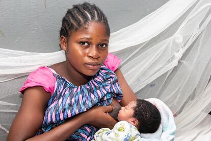 Una mujer llamada Angelèle da el pecho a su bebé en un centro de salud que recibe el apoyo de Unicef en Kinshasa, en República Democrática del Congo. ES importante dotar a los trabajadores de la salud y la nutrición que realizan su labor en los centros sanitarios y en las comunidades de las competencias necesarias para proporcionar a las madres un asesoramiento de calidad y un apoyo práctico que les permita amamantar a sus hijos de forma adecuada.