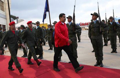 Nicol&aacute;s Maduro recibe honores militare el aeropuerto de Caracas