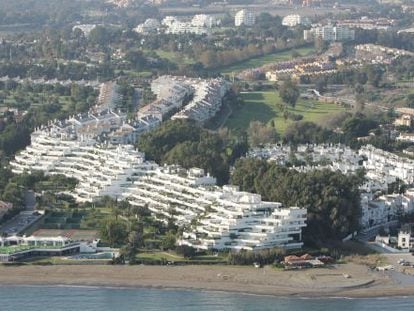 Vista a&eacute;rea de urbanizaciones levantadas en Marbella.