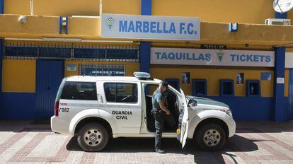 La Guardia Civil registra las instalaciones del estadio del Marbella Club de F&uacute;tbol.