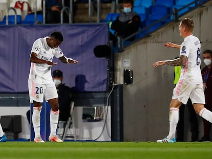 Vinicius celebra el pase en largo de Kroos que le permitió marcar al Liverpool.