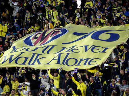 La afición del Villarreal homenajeó a las víctimas del desastre de Hillsborough en su encuentro contra el Liverpool en 2016.