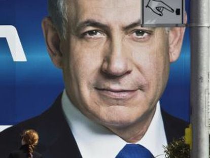 Un cartel electoral de Netanyahu, este lunes en Tel Aviv.