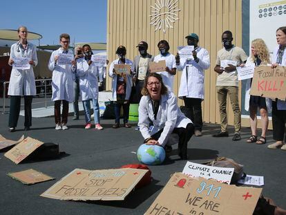 Un trabajador médico realiza una "respiración artificial" simbólica en un globo terráqueo durante una protesta por el efecto del cambio climático en cuestiones de salud en la Cumbre del Clima de la ONU COP27, el viernes 11 de noviembre de 2022, en Sharm el-Sheij, Egipto.