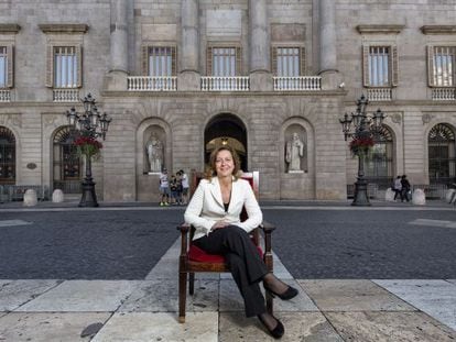 Carina Mej&iacute;as, en la plaza Sant Jaume con el Ayuntamiento de fondo.