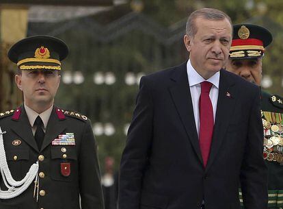 Yazici (i) trató de derrocar a Erdogan (c)