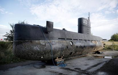 El submarino del crimen, en tierra tras ser reflotado. La foto es del día 22.