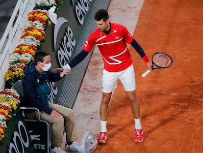 Djokovic se disculpa con un juez de línea tras golpearle de manera fortuita, este lunes en París.