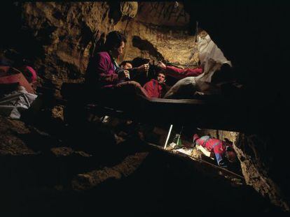 Un grupo de cient&iacute;ficos trabaja  en la Sima de los Huesos, en Atapuerca (Burgos). 