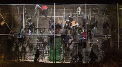 Un grupo de inmigrantes intenta entrar en Melilla, el pasado mayo.