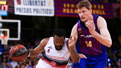 McCalebb, con el balón, frente a Pustovyi.