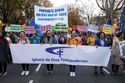 Un grupo de manifestantes se une a la marcha por el clima esta tarde en Madrid. Durante la protesta, en la que han participado grupos de muy distinto signo, se han visto pancartas en numerosos idiomas.