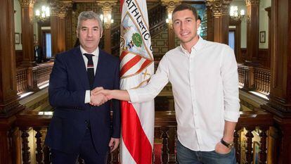 Óscar De Marcos, junto al presidente del Athletic, Josu Urrutia.