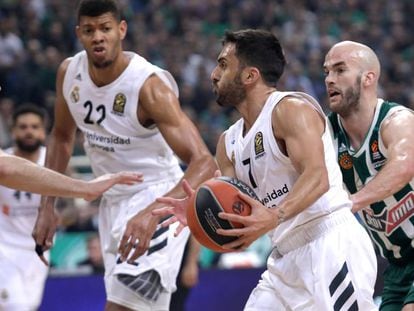 Campazzo busca el pase ante Calthes