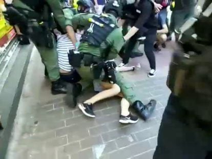 Momento en el que la policía detiene a la niña de 12 años durante la manifestación de este domingo.