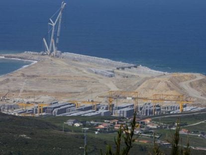 Obras en el puerto de Langosteira.