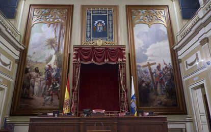 La mesa presidencial del Parlamento canario y los lienzos de la discordia: 'La entrega de princesa' (izquierda) y 'La fundación de las Santa Cruz de Tenerife'.