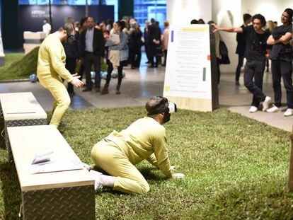 Los artistas Lolo y Lauti realizan una performance en arteBA.