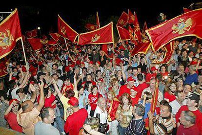 Montenegrinos partidarios de la independencia celebran anoche en Podgorica el resultado de los primeros sondeos no oficiales.