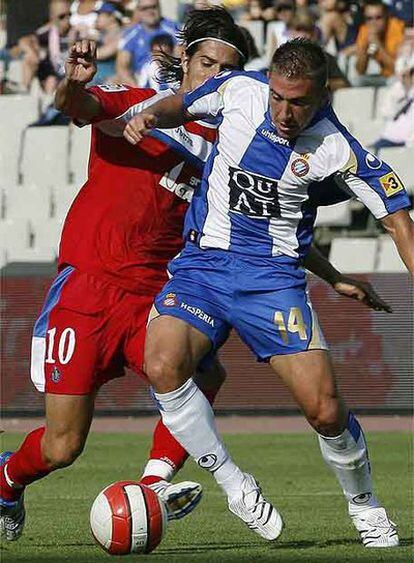 Ángel Martínez pugna un balón con Rubén