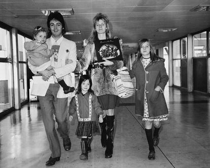 Paul y Linda McCartney con sus hijas, Stella, Mary y Heather, en el aeropuerto de Heathrow (Londres) a punto de embarcar hacia Jamaica en 1973.