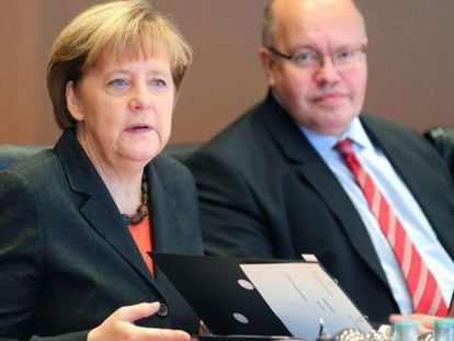 Merkel, junto al ministro de Canciller&iacute;a, Peter Altmaier, en una conferencia en noviembre de 2014.