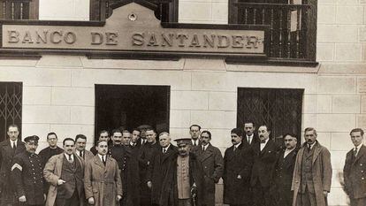 Un grupo de trabajadores frente a una sucursal del Banco Santander, en 1923.