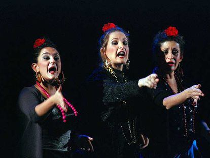 Tres integrantes de Las Chirigóticas en un momento de su actuación en el teatro Alfil.