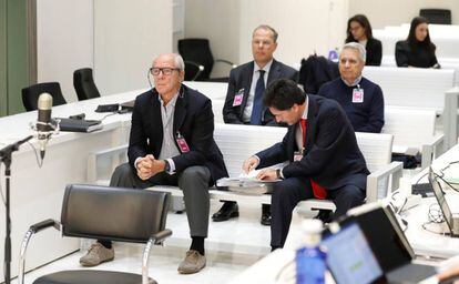 El expresidente de Caixanova Julio Fernández Gayoso (detrás, d) y tres exdirectivos de la entidad, durante el juicio.