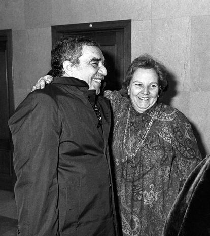 El escritor colombiano, Gabriel García Márquez, es abrazado por su agente literario, Carmen Balcells, durante la escala técnica que realizó este mediodía en el aeropuerto de Barajas (Madrid), antes de dirigirse a Estocolmo para recoger el Premio Nobel de Literatura.