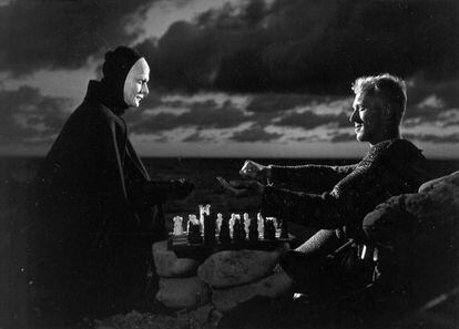 Von Sydow juega al ajedrez con la muerte en &#039;El s&eacute;ptimo sello&#039;, de Bergman.