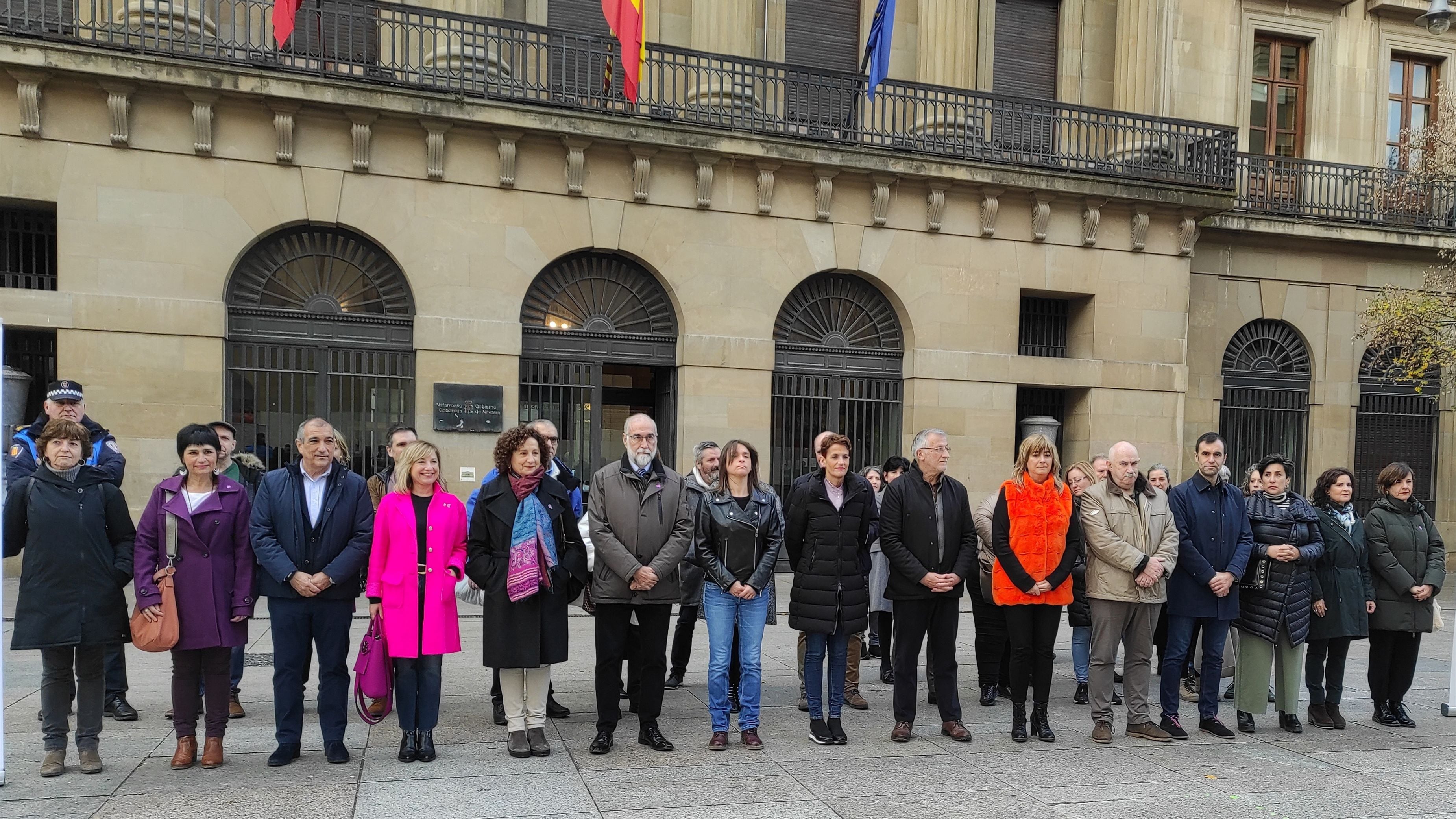 Representantes del Gobierno de Navarra, con la presidenta María Chivite a la cabeza, y parlamentarios forales participan en una concentración en Pamplona contra la violencia machismo.