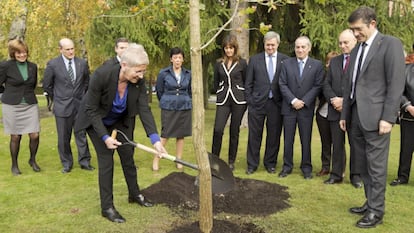 El entonces lehendakari, Patxi López, y Maixabel Lasa, que fue directora de la oficina de Atención a las Víctimas del Terrorismo del Gobierno Vasco entre 2001 y 2012, plantan un árbol en 2019 en la celebración del Día de la Memoria.