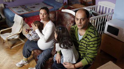 Ramiro, Yolanda e hijos en su casa.