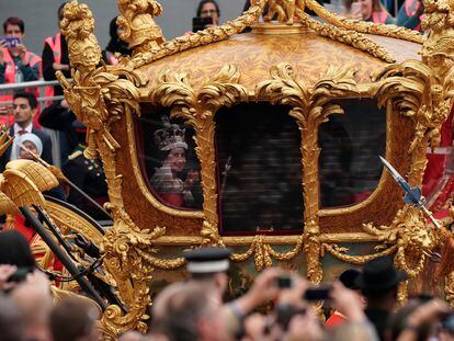 Un holograma de la Reina Isabel II en una de las carrozas que desfiló por las calles de Londres, en el último día de celebraciones del Jubileo de Platino.