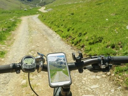 Llevar el móvil en un lugar visible resulta muy cómodo mientras pedaleamos.