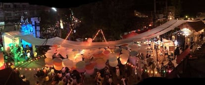 Vista aérea de un mercadillo nocturno en el barrio de Nimman, en Chiang Mai.