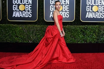 Scarlett Johansson eligió un aparatoso vestido rojo palabra de honor firmado por Vera Wang combinado con joyas de Bulgari. La actriz estaba nominada a mejor actriz protagonista de drama por Historia de un matrimonio.