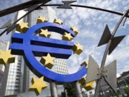 Vista de la escultura con el logo del euro que decora los alrededores de la sede del Banco Central Europeo (BCE) en Fr&aacute;ncfort (Alemania). 