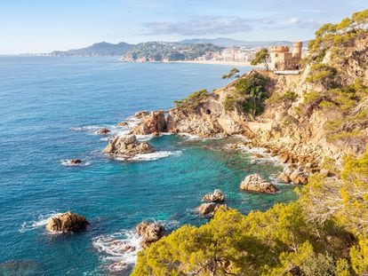 La caleta d’en Trons y el castillo de Lloret de Mar, en la Costa Brava (Girona)